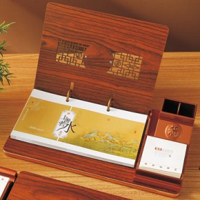 上善若水-骏马鸿程-精美木纹笔筒台座